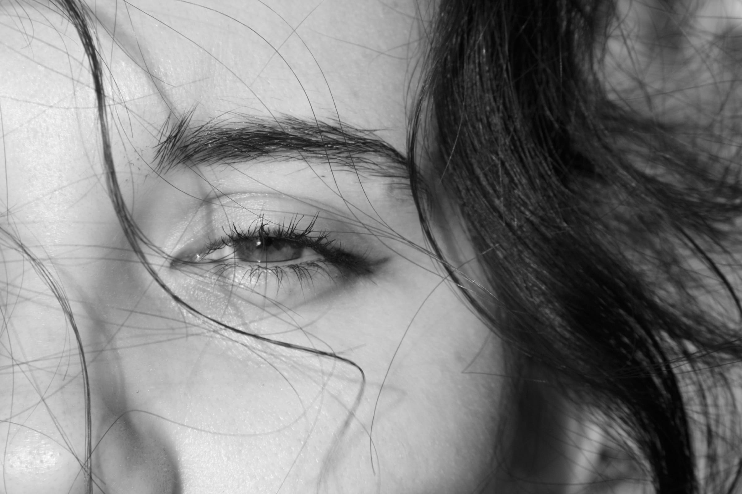 Primo piano dello sguardo di una donna, in bianco e nero