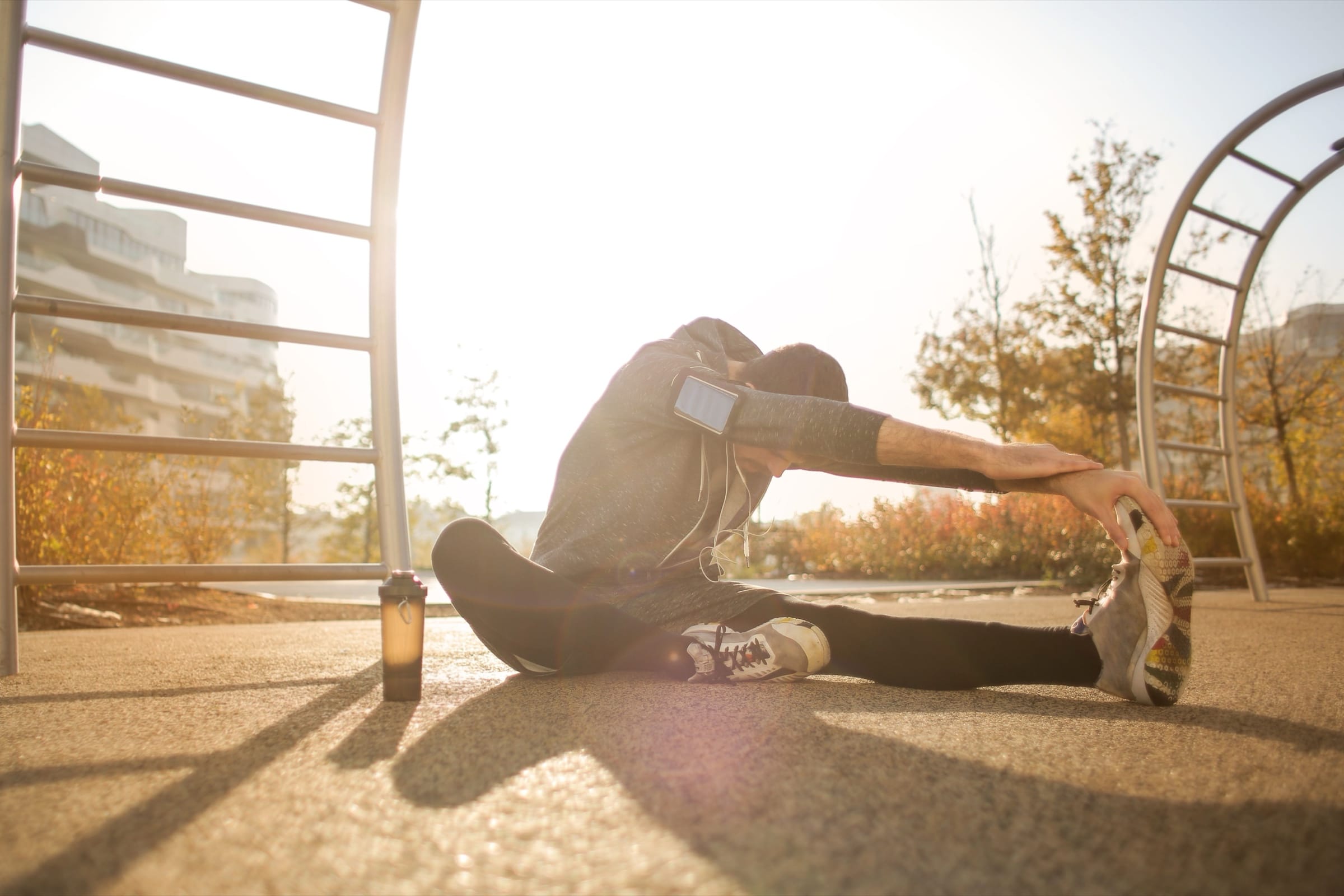 Un uomo fa stretching all’aperto
